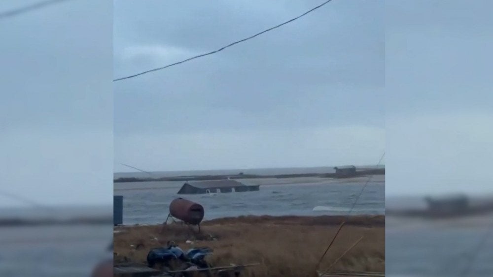 Vētra Aļaskā, vētra ASV, vētras uzplūdums Aļaskā, mājas Aļaskā aiznestas jūrā