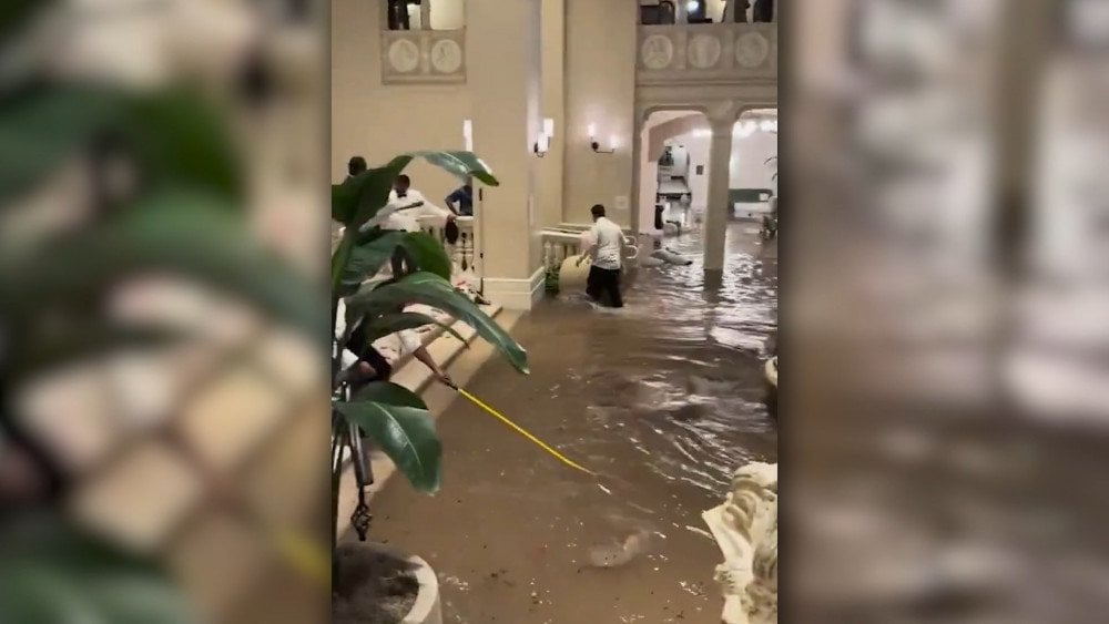 Storm in the USA, flooding in Florida, building underwater in Florida, flooding in the USA