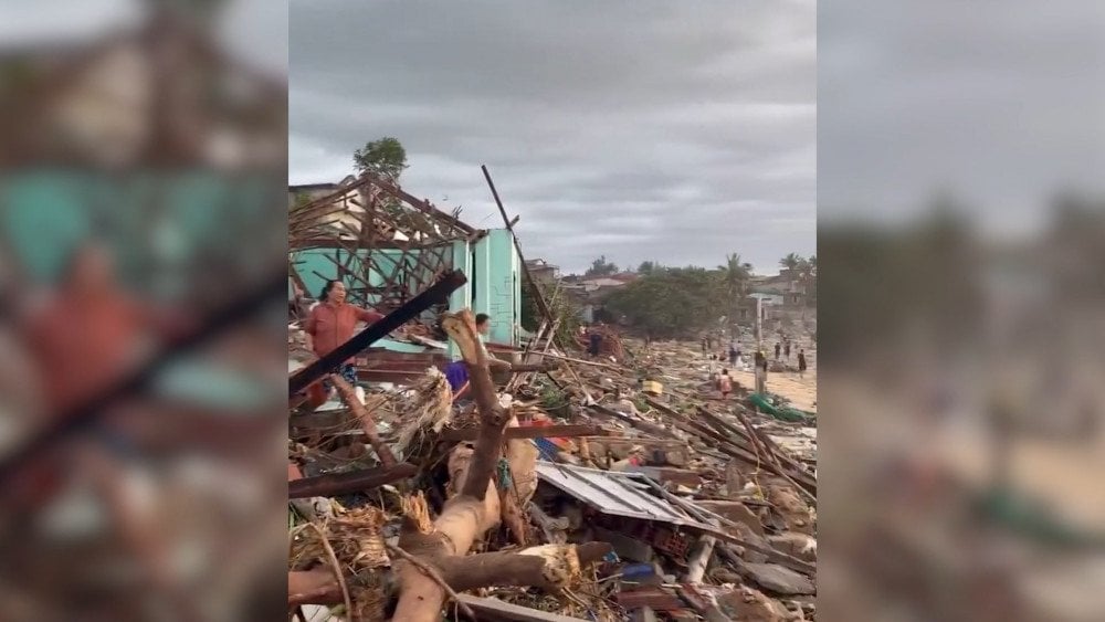 Typhoon Kalmaegi in Vietnam, downpour in Vietnam, flooding in Vietnam, destruction after the typhoon in Vietnam
