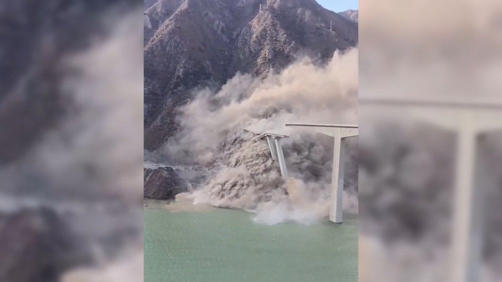 Bridge collapse in China, “bridge in the clouds” collapsed in China