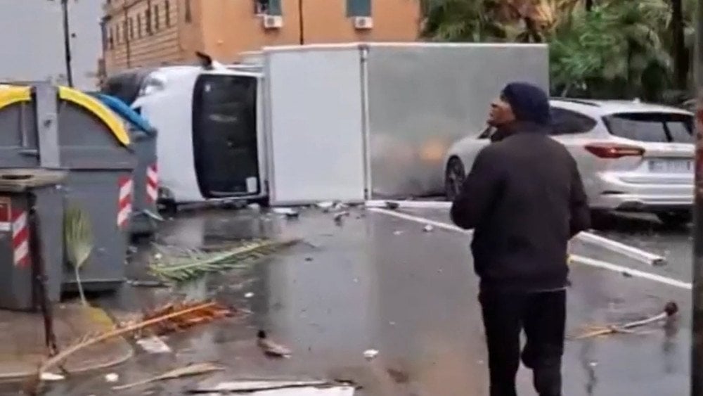 Торнадо в Италии, торнадо перевернул автомобиль в Италии