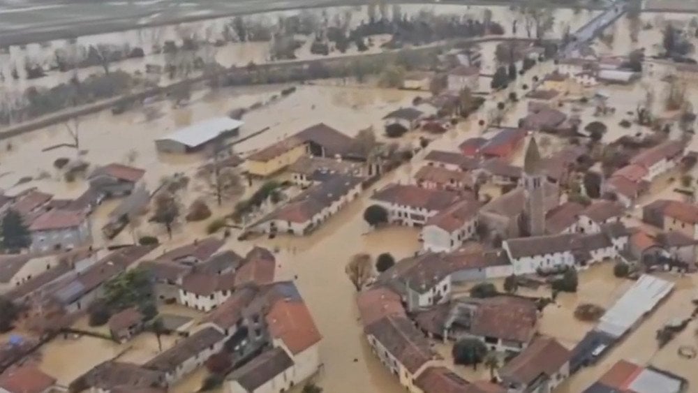 Наводнение в Италии, ливень в Италии, проливной дождь в Италии, затопило дома в Италии