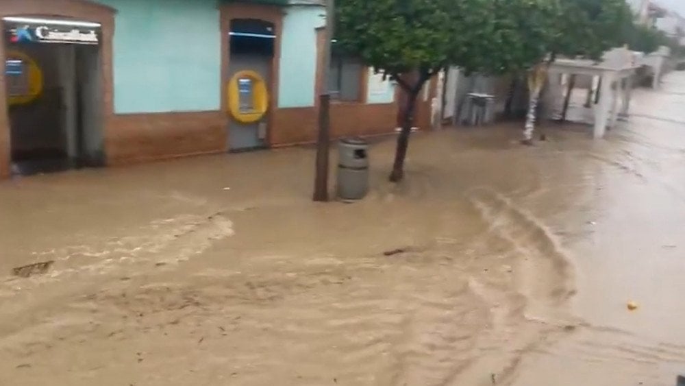 Шторм Клаудия, шторм Клаудия в Испании, наводнение в Испании, затопленные улицы в Испании