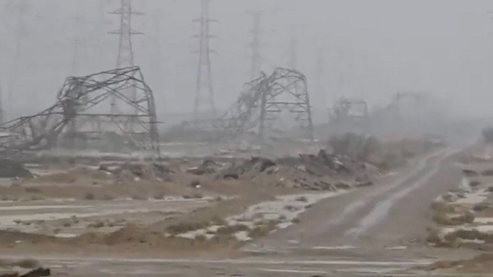 Шторм в Саудовской Аравии, сильный ветер в Саудовской Аравии, Промышленная зона Янбу, ветер повалил опоры ЛЭП в Саудовской Аравии
