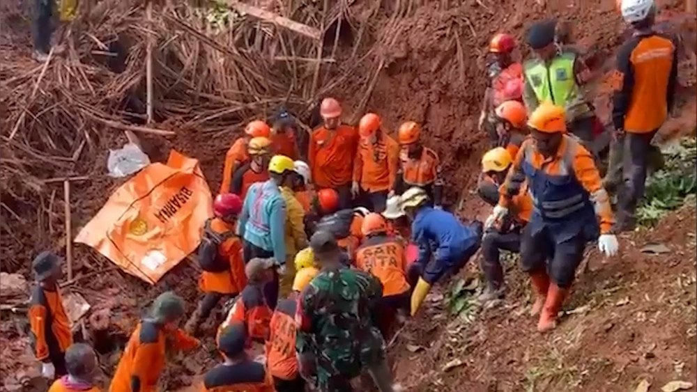 Оползень в Индонезии, дождь в Индонезии, оползень засыпал дома в Индонезии