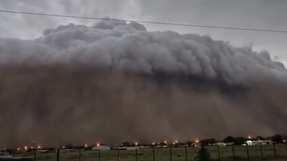 Облако пыли в Аргентине, пылевая буря в Аргентине, сильный ветер в Патагонии