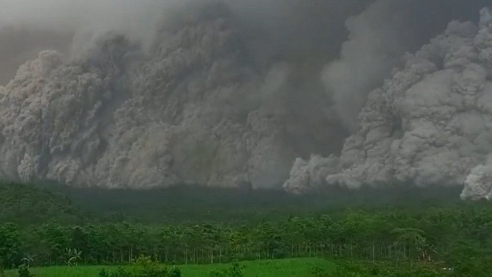 Вулкан Семеру, извержение вулкана в Индонезии, Семеру выбросил столб пепла, активация вулканов