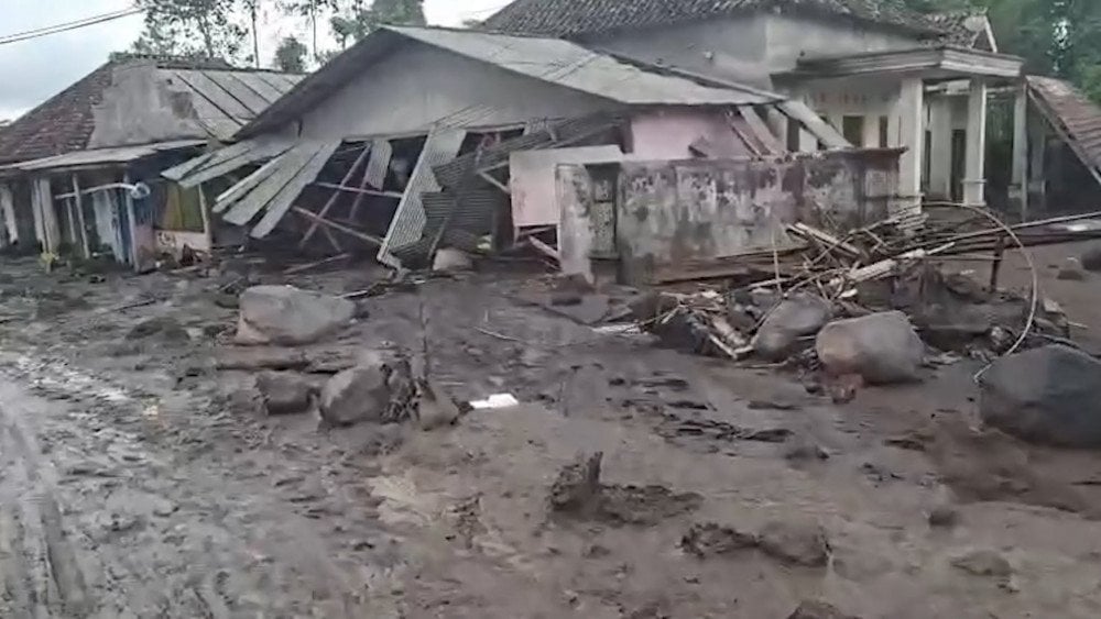 Вулкан Семеру, извержение вулкана в Индонезии, последствия извержения вулкана, извержение вулкана повредило здания в Индонезии, активация вулканов