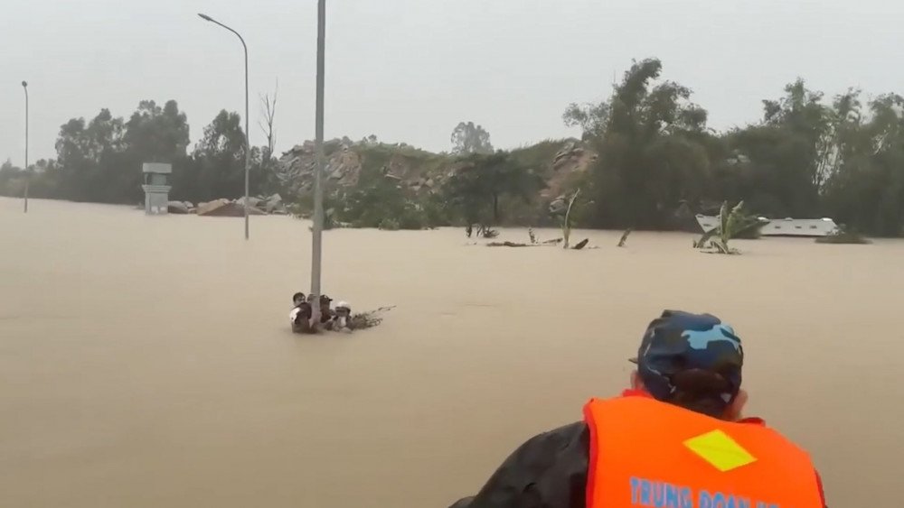 Наводнение во Вьетнаме, ливень во Вьетнаме, проливной дождь во Вьетнаме, Вьетнам затопило