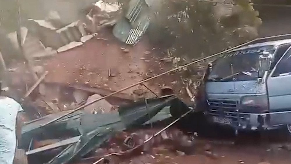 Оползень в Шри-Ланке, обвал грунта в Шри-Ланке, оползень разрушил кафе в Шри-Ланке