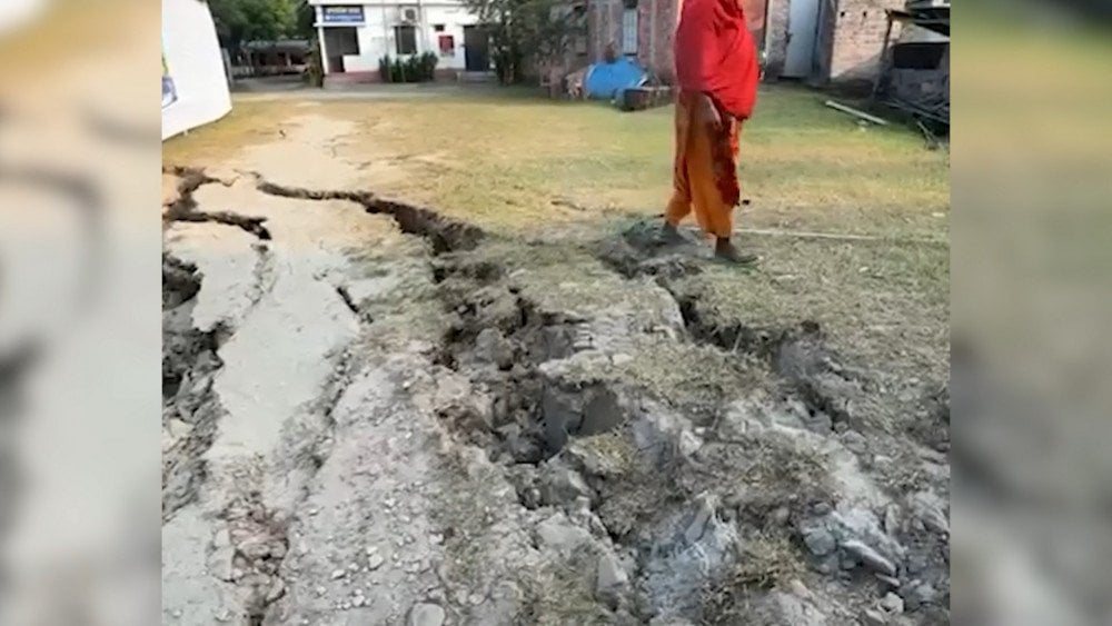 Землетрясение в Бангладеш, сейсмическая активность, трещины в земле после  землетрясения в Бангладеш