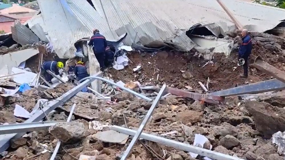 Оползень на Таити, проливной дождь на Таити, оползень разрушил дома на Таити