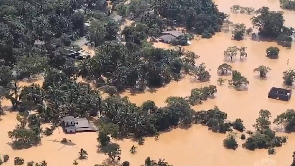Циклон Дитва в Шри-Ланке, наводнение в Шри-Ланке, катастрофа в Шри-Ланке, проливной дождь в Шри-Ланке, затопленные дома в Шри-Ланке