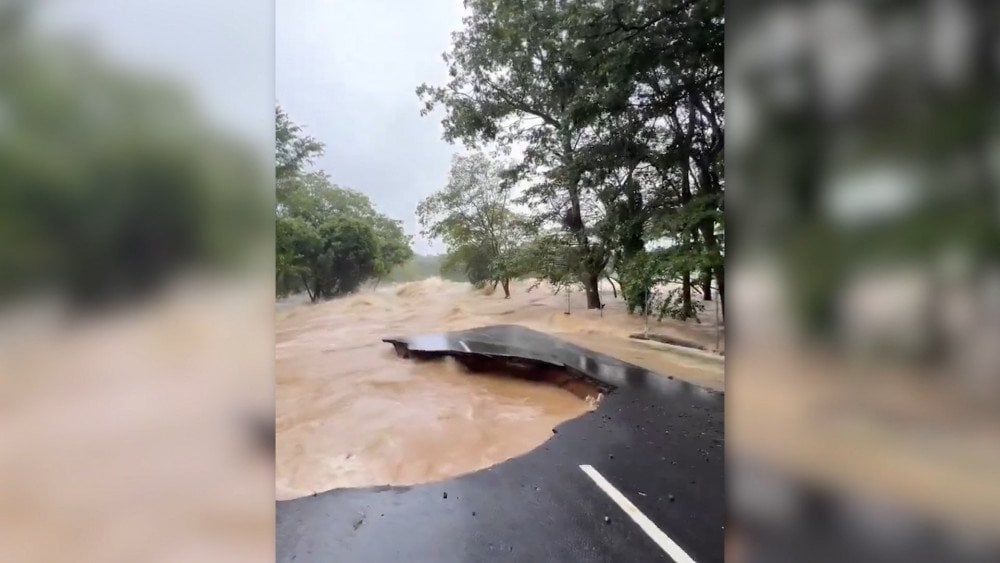 Циклон Дитва в Шри-Ланке, наводнение в Шри-Ланке, катастрофа в Шри-Ланке, проливной дождь в Шри-Ланке, затопленные дороги в Шри-Ланке