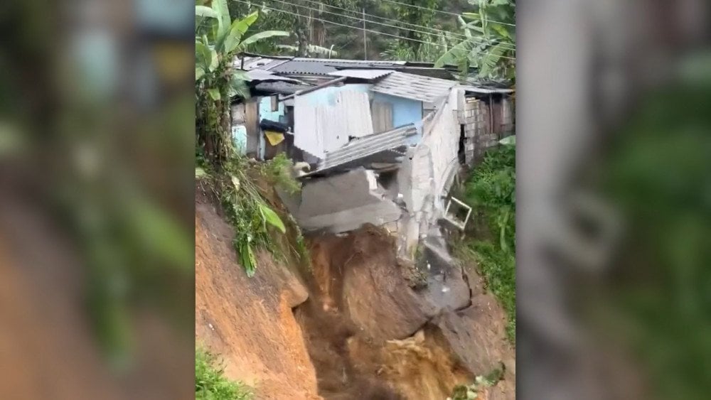 Циклон Дитва в Шри-Ланке, наводнение в Шри-Ланке, катастрофа в Шри-Ланке, проливной дождь в Шри-Ланке, оползень в Шри-Ланке
