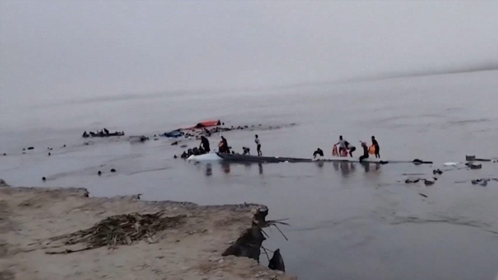 Оползень в Перу, обрушение берега в порту Перу, трагедия в Перу, в порту затонуло судно Перу