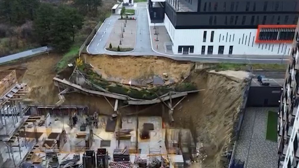 Zosuv pôdy v Srbsku, prívalové dažde v Srbsku, zosuv pôdy na stavenisku v Srbsku