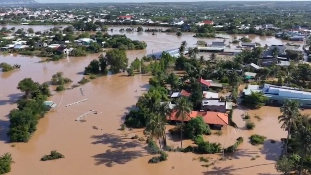 Potvynis Vietname,  liūtis Vietname, smarkios liūtys Vietname, Vietname užtvindyti namai