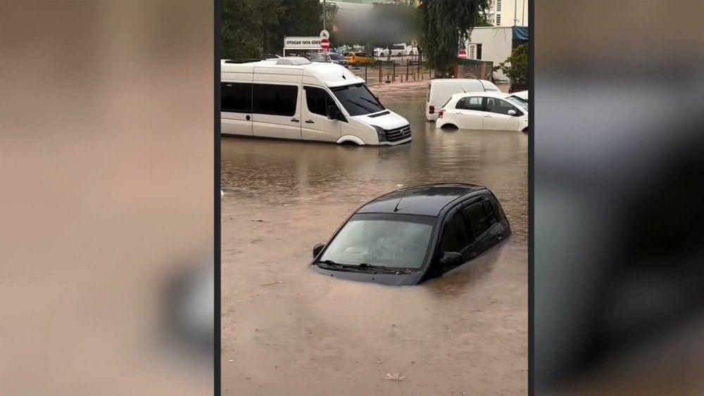 Stipri liūtis Turkijoje, potvynis Turkijoje, užtvindytos gatvės Turkijoje, užtvindytos mašinos Turkijoje