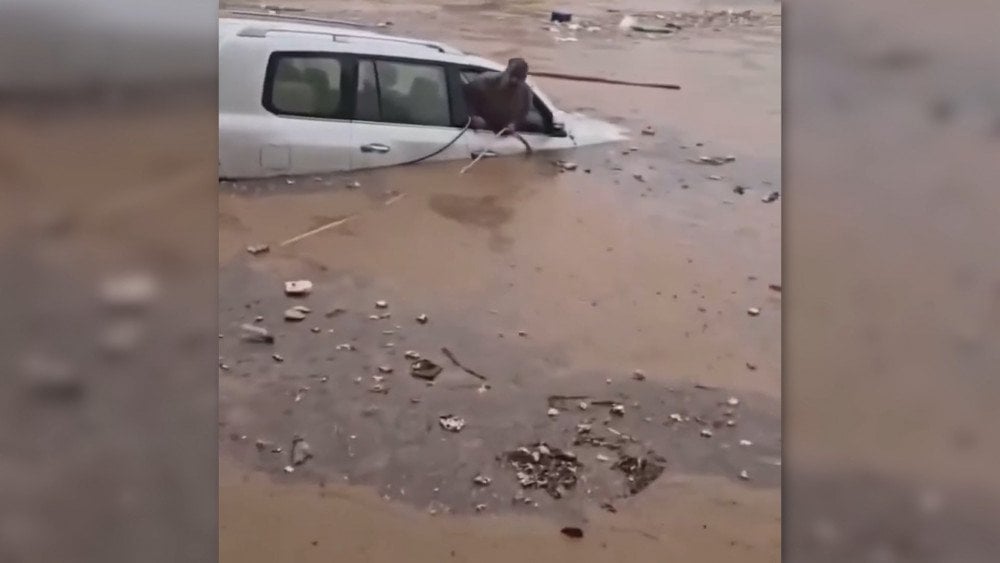 Potvynis Irake, stipri audra Irake, automobilis nuplautas vandens srauto Irake