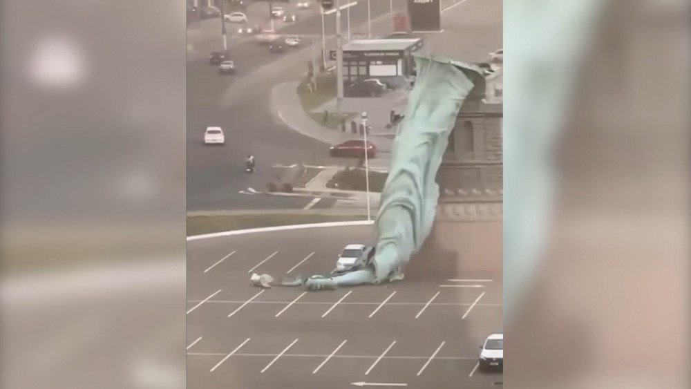 Strong wind in Brazil, wind toppled a statue in Brazil