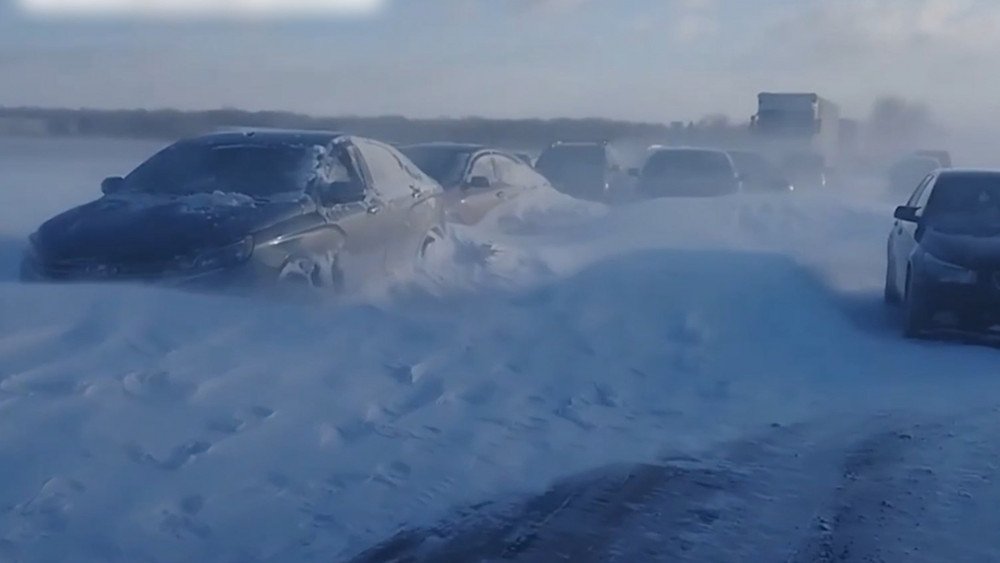 Winter storm in Russia, blizzard in Saratov Region, transport collapse in Saratov Region, vehicles trapped in snowdrifts in Russia