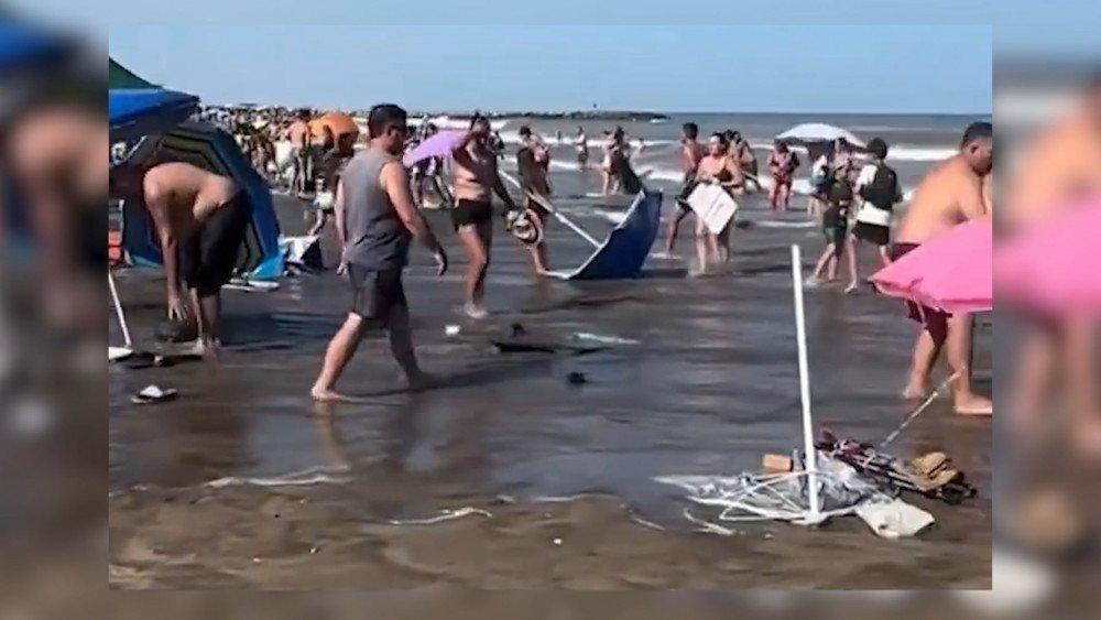 Meteorological tsunami, massive wave swept people away on a beach in Argentina