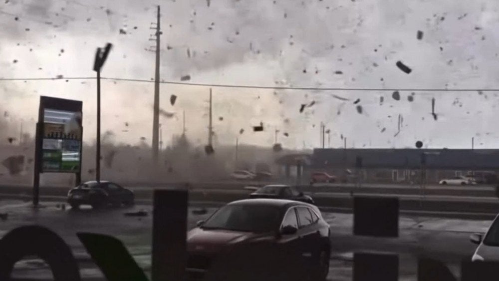 Торнадо в США, сильный ветер в США, последствия торнадо в США