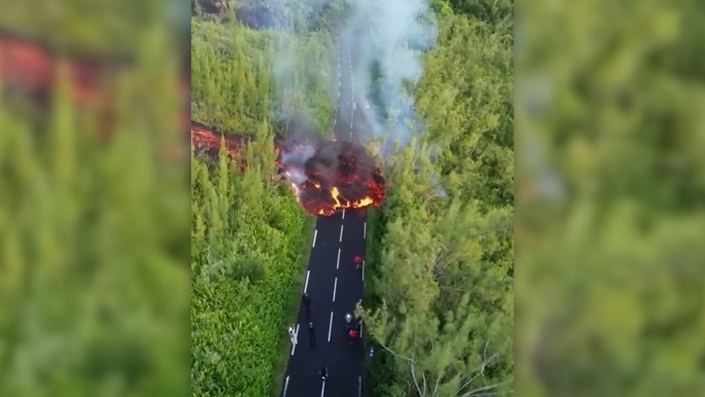 Tok lave na saobraćajnici vulkana Piton de la Fournaise, erupcija vulkana u Francuskoj