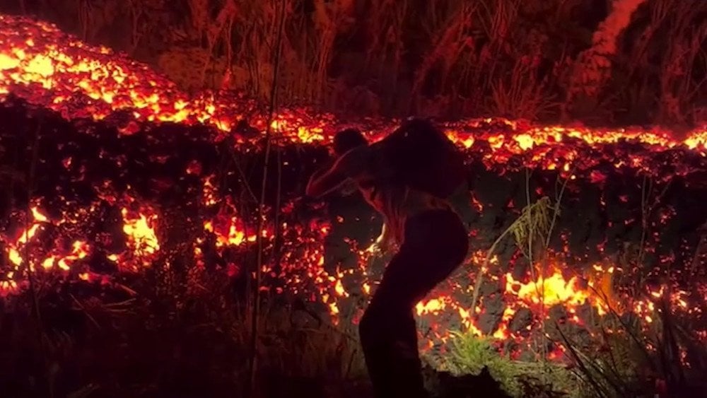 Tok lave vulkana Piton de la Fournaise, erupcija vulkana u Francuskoj