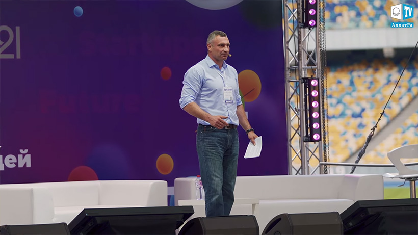 Віталій Кличко на сцені iForum-2021