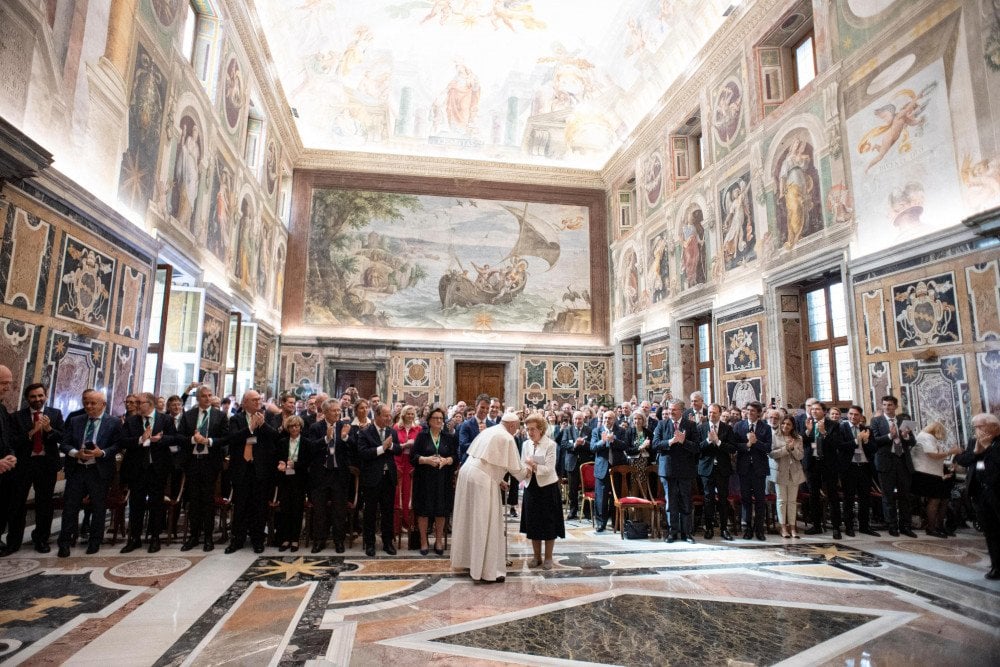 Paavst Franciscus koos konverentsil osalejatega