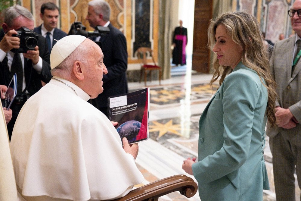 Pope Francis and ALLATRA President Maryna Ovtsynova. Photo credit: Vatican Media