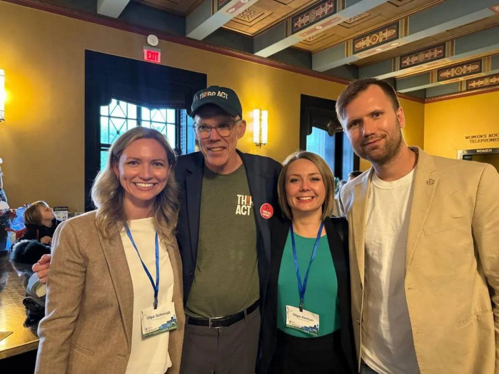 Voluntarios de Sociedad Creativa con Bill McKibben en la Cumbre del Clima 2024 en Míchigan